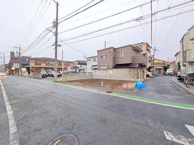 前面道路を含めた現地写真です。