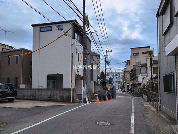 前面道路を含めた現地写真です。