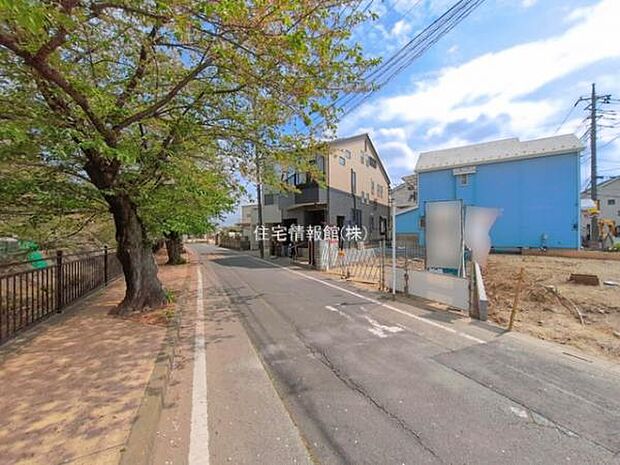 前面道路を含めた現地写真です。
