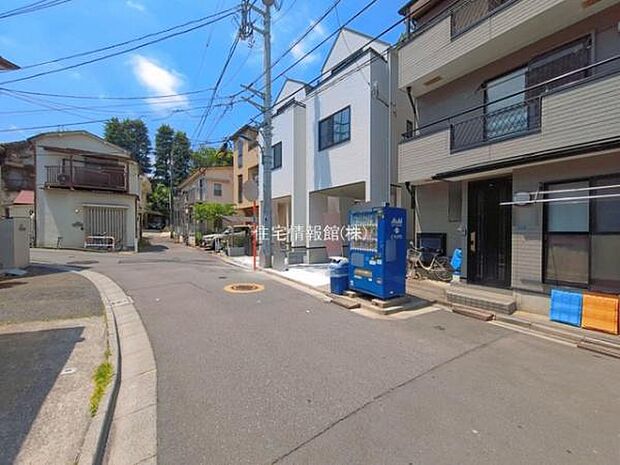 前面道路を含めた現地写真です。