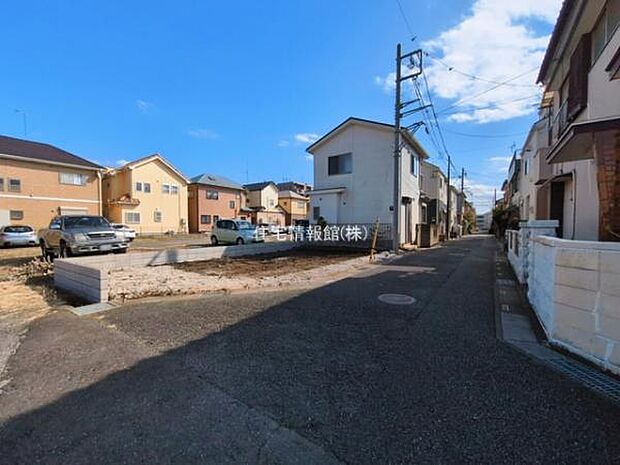 前面道路を含めた現地写真です。