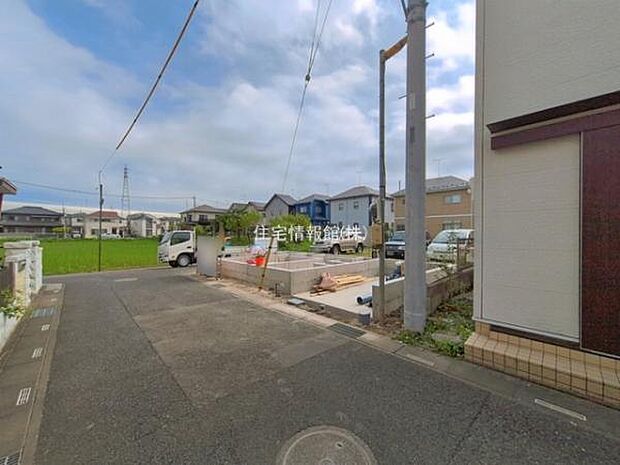 前面道路を含めた現地写真です。