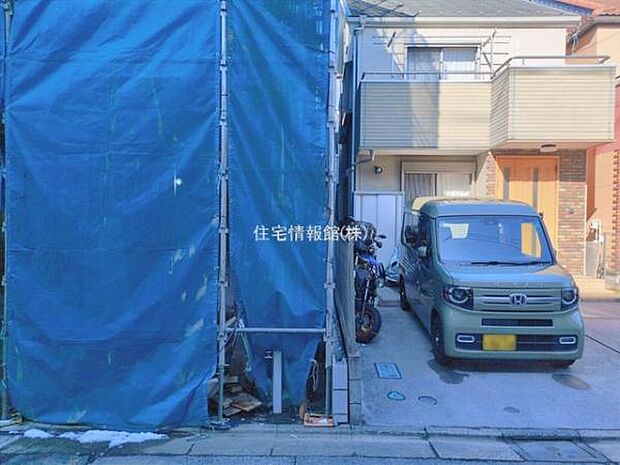 前面道路を含めた現地写真です。