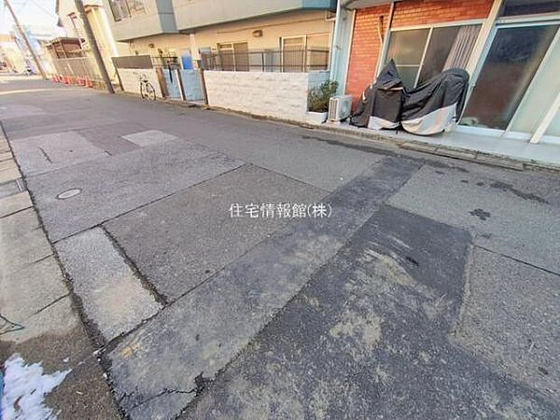 前面道路を含めた現地写真です。