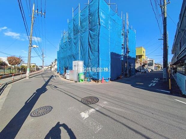 前面道路を含めた現地写真です。