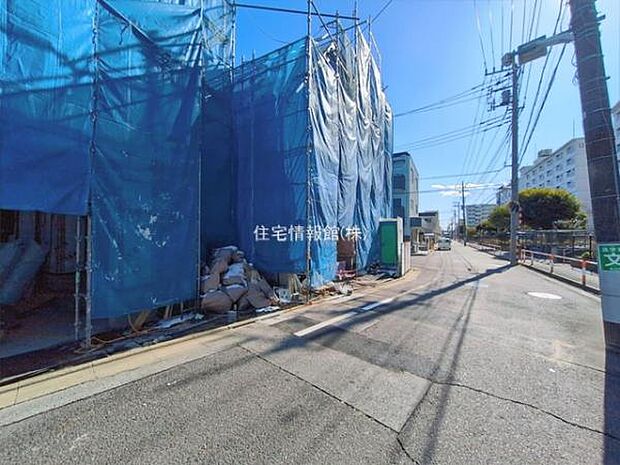 前面道路を含めた現地写真です。