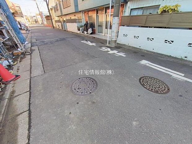 前面道路を含めた現地写真です。