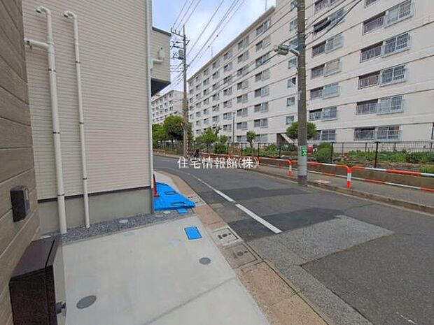 前面道路を含めた現地写真です。