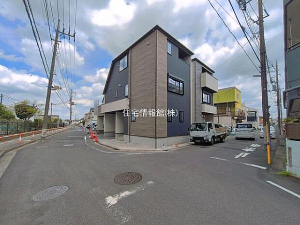 前面道路を含めた現地写真です。