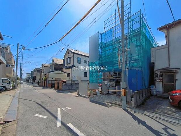 前面道路を含めた現地写真です。