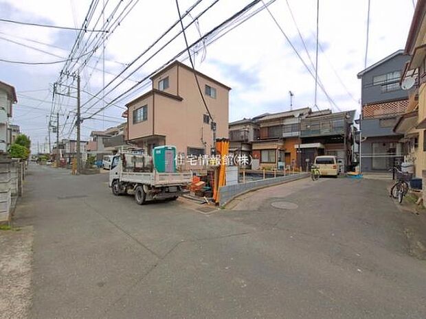前面道路を含めた現地写真です。
