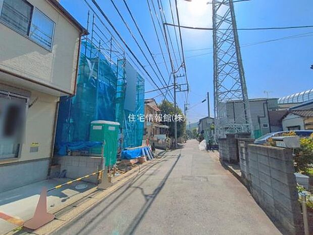 前面道路を含めた現地写真です。
