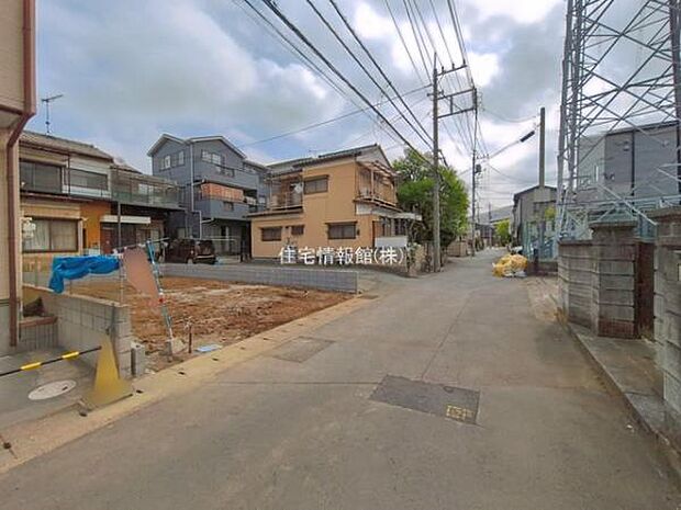 前面道路を含めた現地写真です。