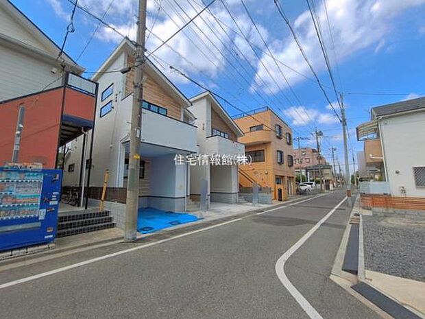 前面道路を含めた現地写真です。