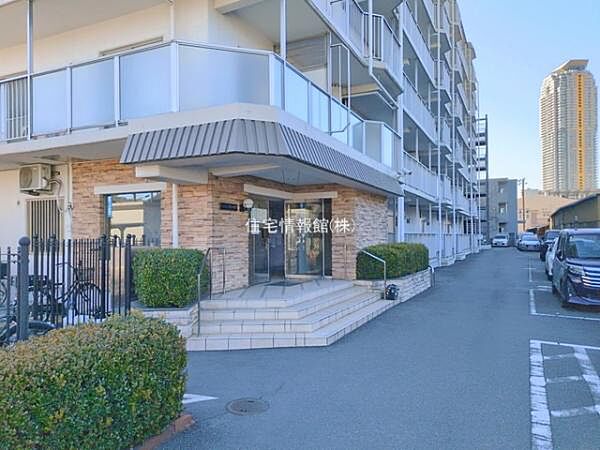 ゆったりとした印象のエントランスです。