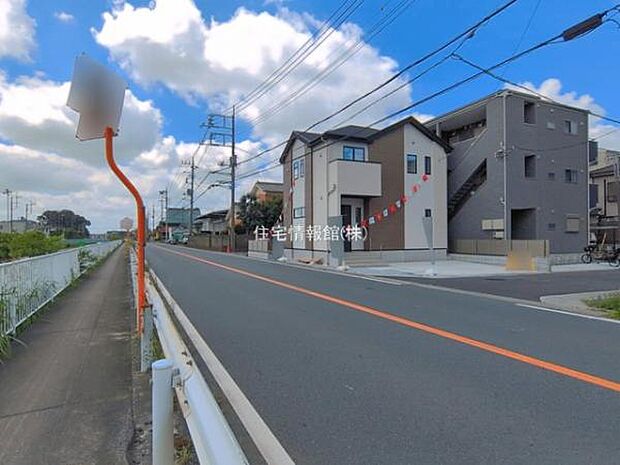 前面道路を含めた現地写真です。
