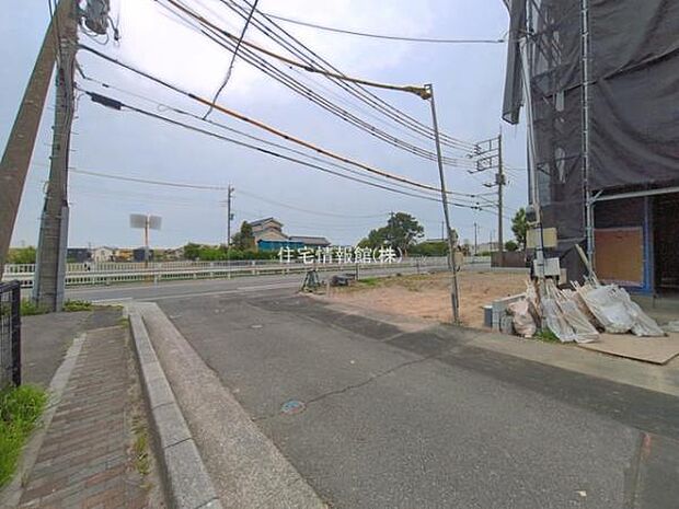 前面道路を含めた現地写真です。