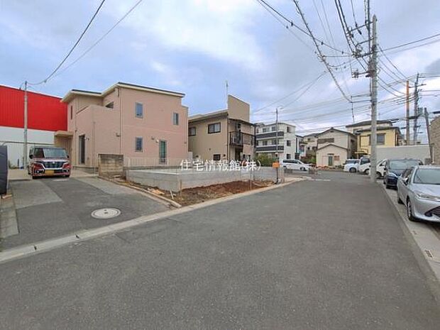 前面道路を含めた現地写真です。