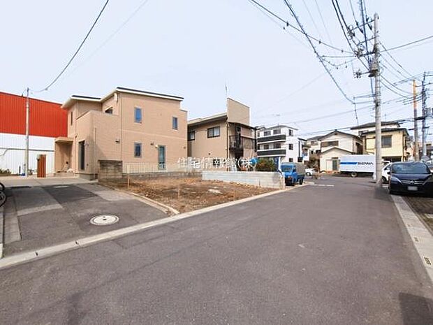 前面道路を含めた現地写真です。