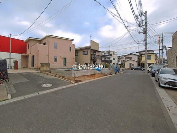 前面道路を含めた現地写真です。