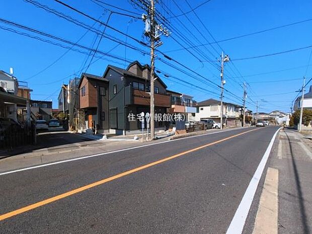 前面道路を含めた現地写真です。