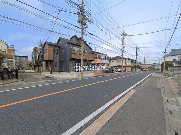 前面道路を含めた現地写真です。