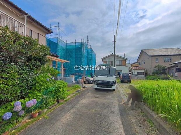 前面道路を含めた現地写真です。
