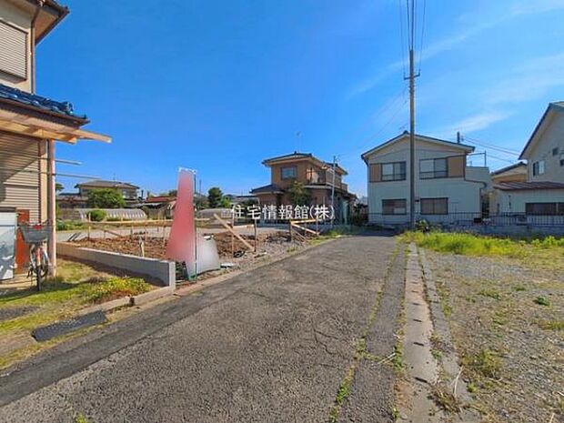 前面道路を含めた現地写真です。