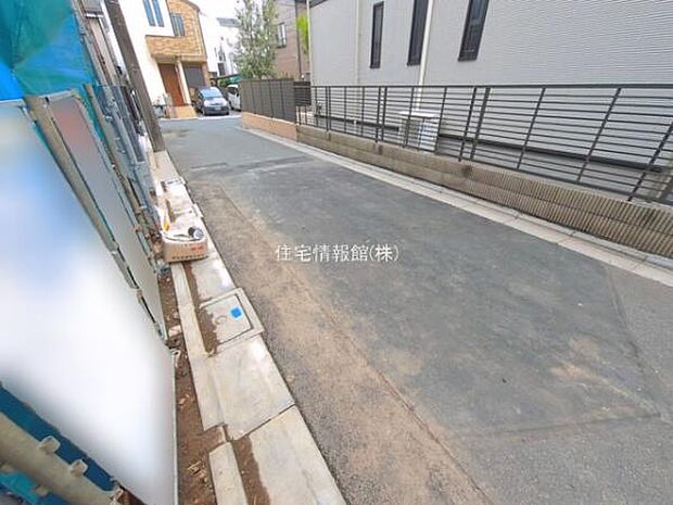 前面道路を含めた現地写真です。