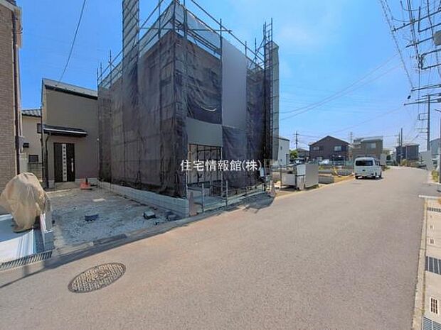 前面道路を含めた現地写真です。