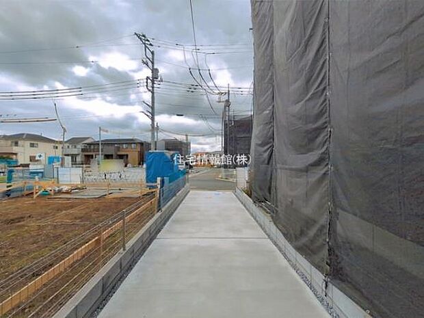前面道路を含めた現地写真です。