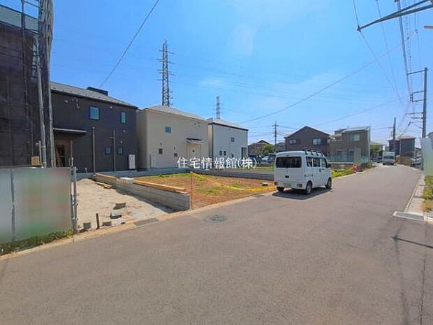 前面道路を含めた現地写真です。