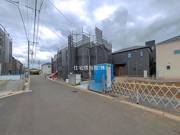 前面道路を含めた現地写真です。