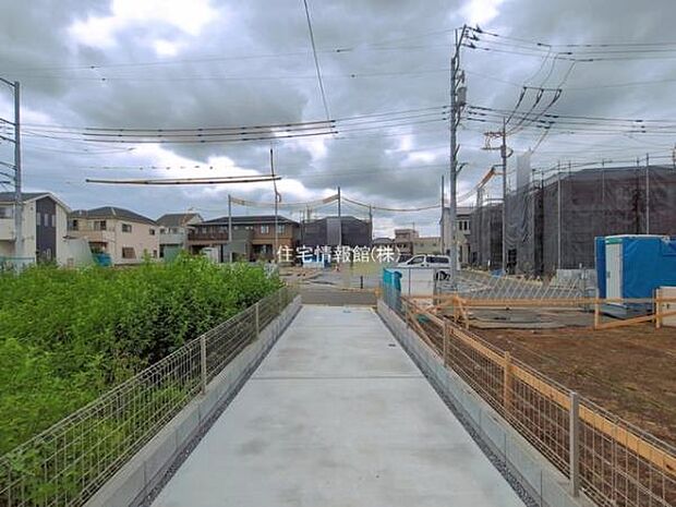 前面道路を含めた現地写真です。