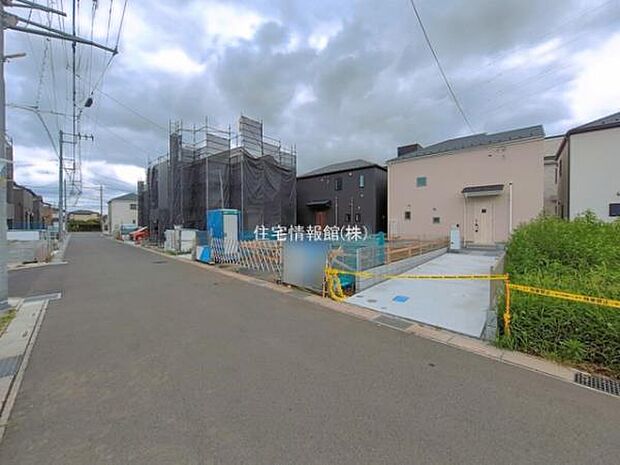 前面道路を含めた現地写真です。