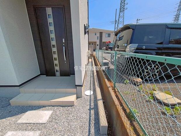 前面道路を含めた現地写真です。