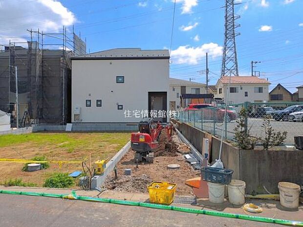 前面道路を含めた現地写真です。