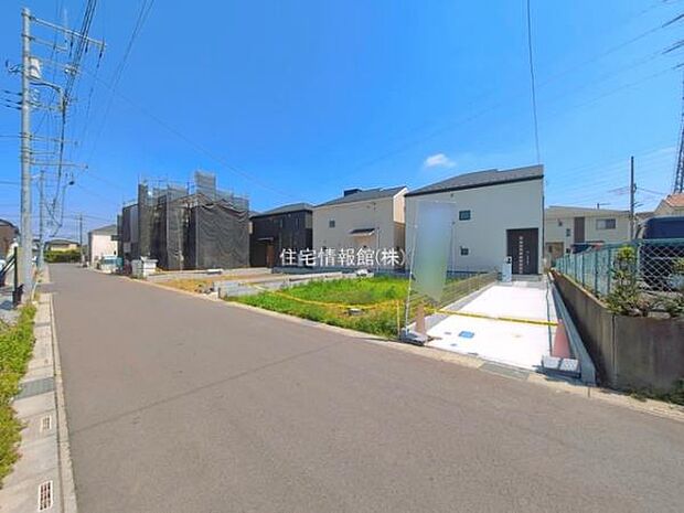 前面道路を含めた現地写真です。
