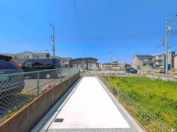 前面道路を含めた現地写真です。