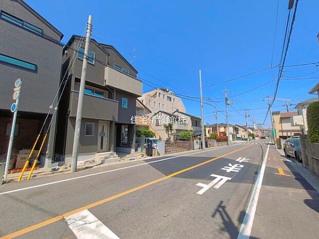 前面道路を含めた現地写真です。