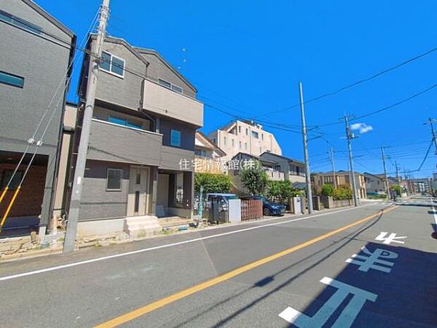 前面道路を含めた現地写真です。