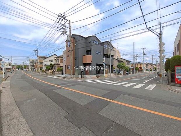 前面道路を含めた現地写真です。