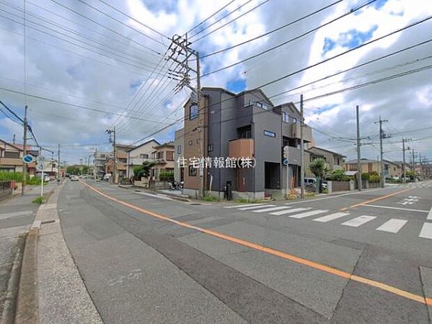 前面道路を含めた現地写真です。