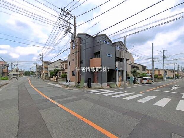 前面道路を含めた現地写真です。