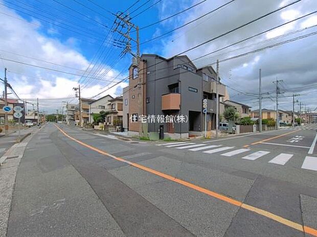 前面道路を含めた現地写真です。