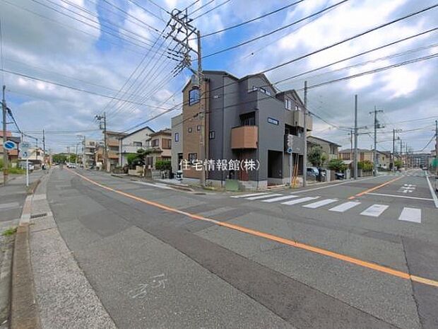 前面道路を含めた現地写真です。