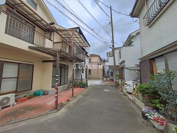 前面道路を含めた現地写真です。