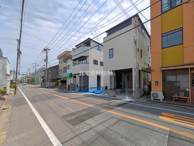 前面道路を含めた現地写真です。