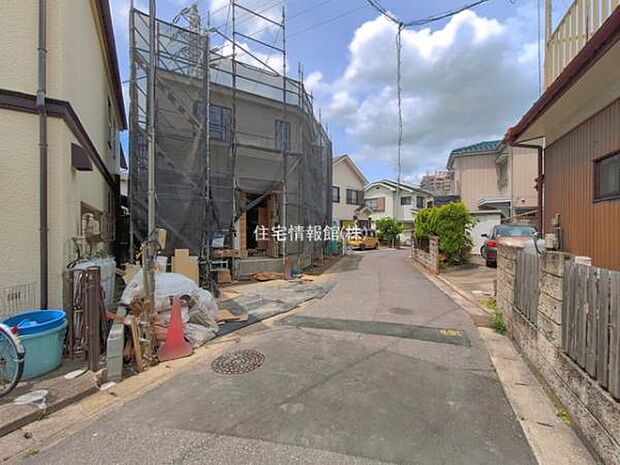 前面道路を含めた現地写真です。