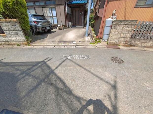 前面道路を含めた現地写真です。